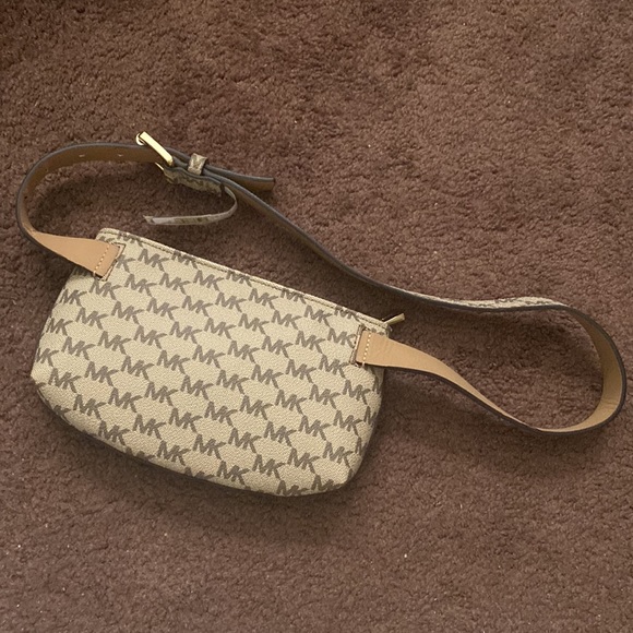 Micheal Kors belt bag Small/ medium - Picture 6 of 17